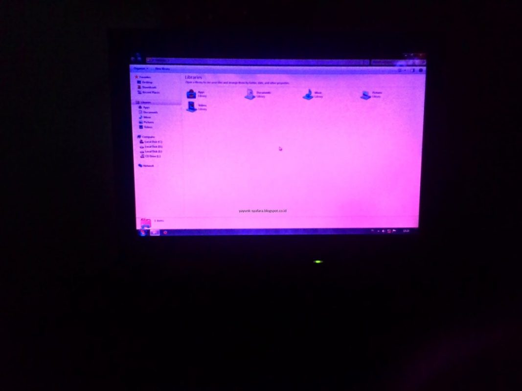 layar laptop berubah warna
