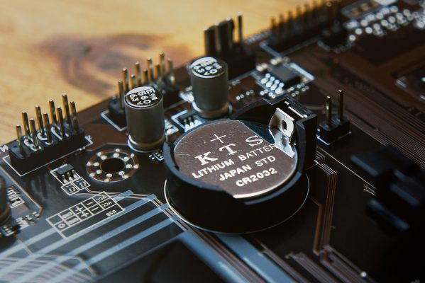 Mengapa motherboard membutuhkan baterai CMOS?