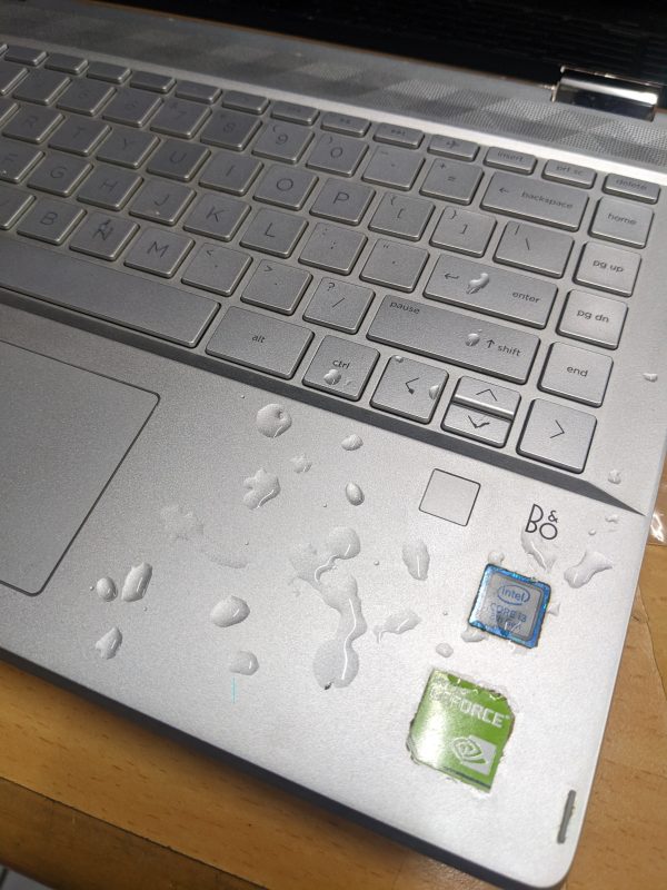 Laptop Terkena Percikan Air